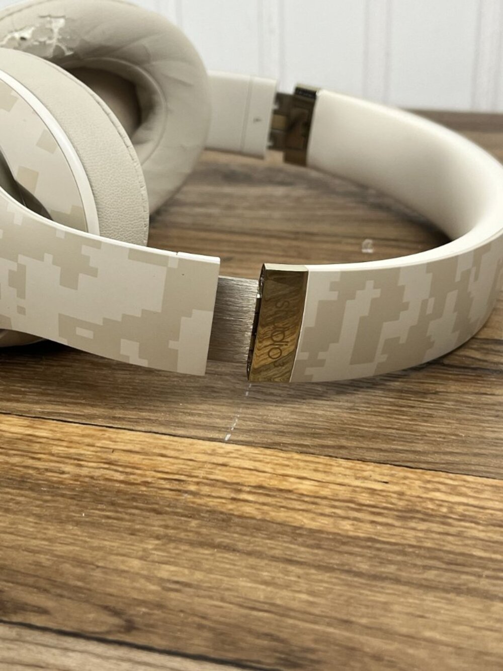 Beats Studio3 Wireless – Camo Edition With Charger + Case - Picture 8 of 11